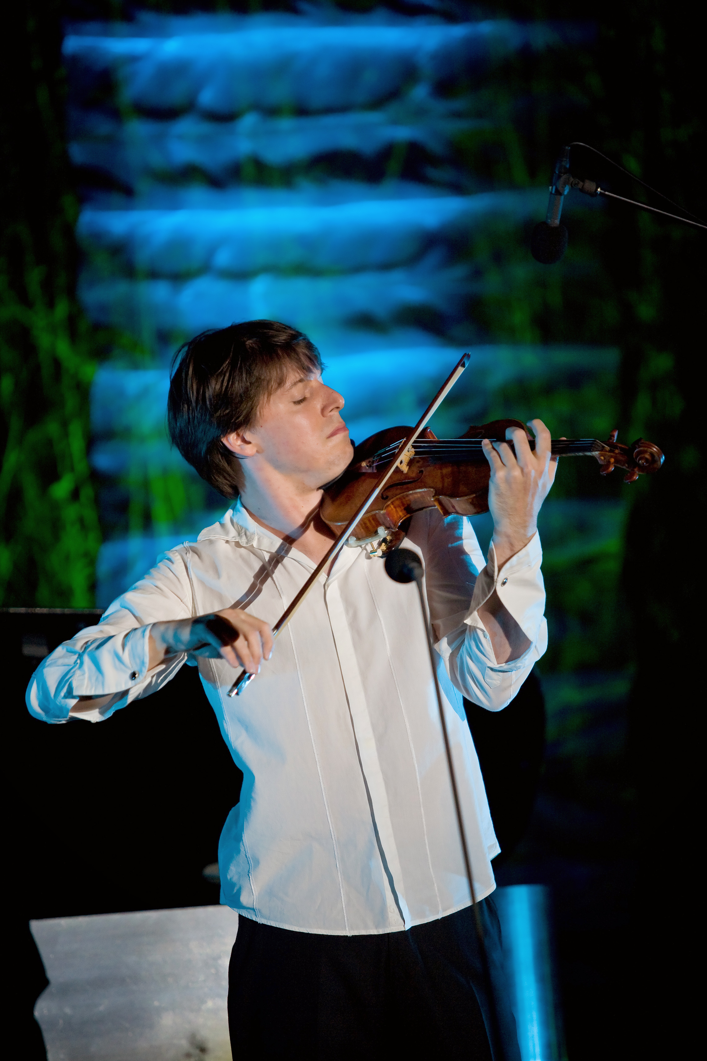 Classical violinist Joshua Bell dazzles the crowd at the Academy Summit.